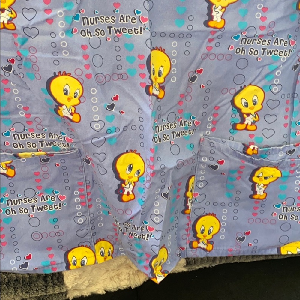 Tweety bird scrub top - Picture 4 of 4
